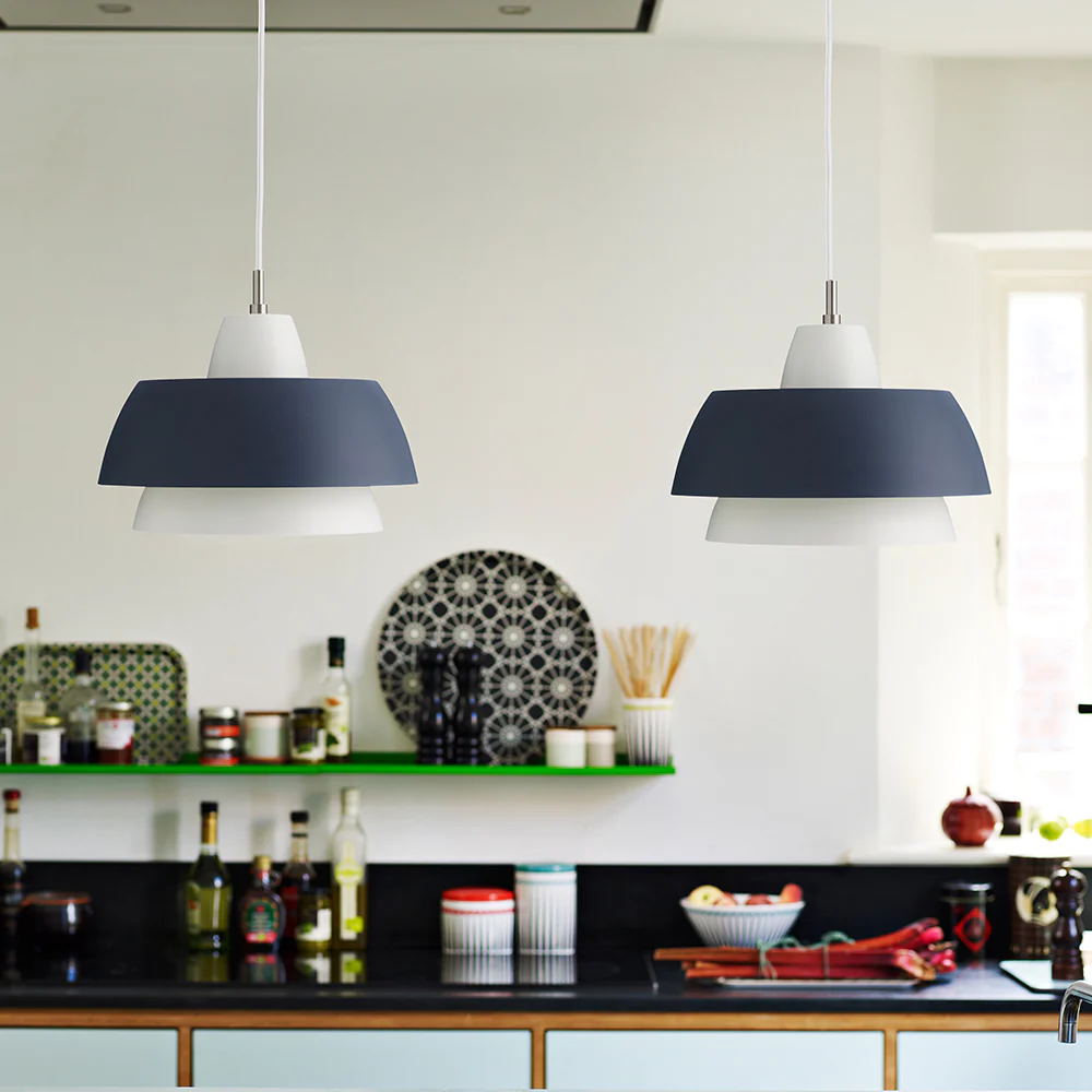 Trio Ø28 Mörkgrå taklampa från Superliving - I vacker kombination med de tre nyanserna ger Trio-pendeln dig en modern lampa som du kan anv&auml;nda ovanf&ouml;r ditt mat- eller k&ouml;ksbord.