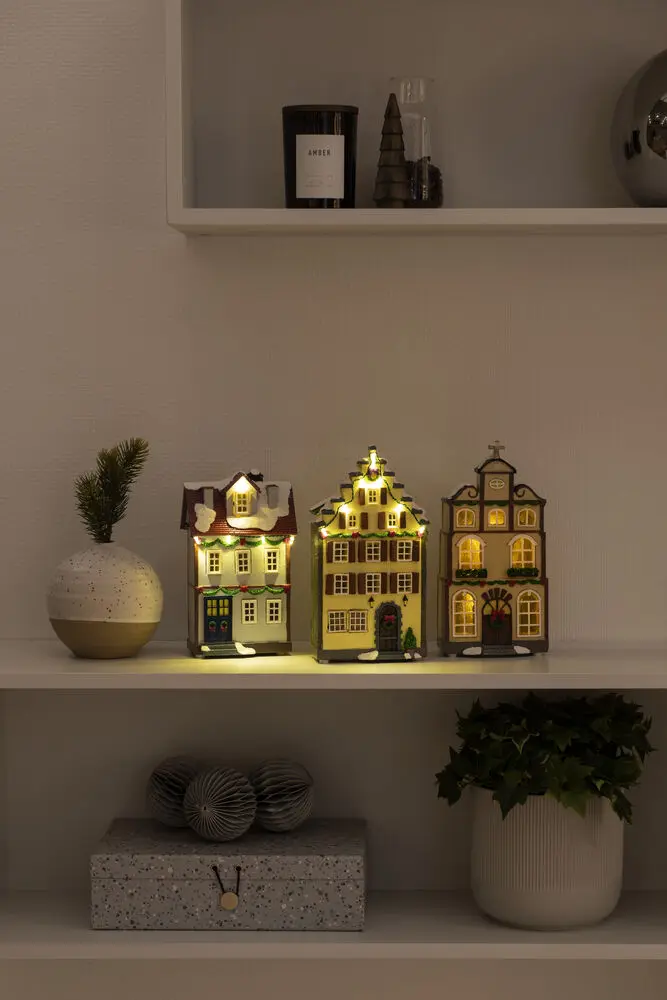 3 små hus Flerfärgad från Konstsmide - B/O 3 sm&aring; hus, vintriga hus med 14 amberf&auml;rgade och varmvita LED-ljus som sprider ett st&auml;mningsfullt sken.