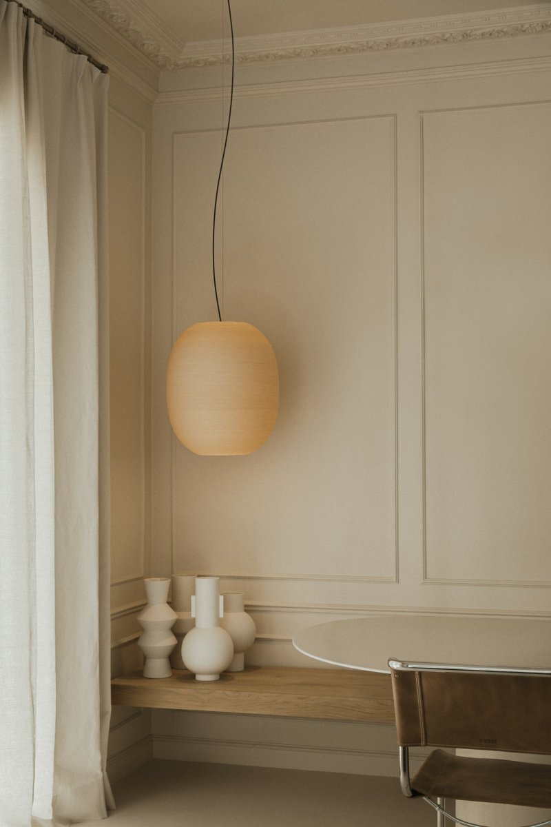 Tierra Ø47 Beige taklampa från Faro Barcelona - Tierra 470 &auml;r en pendellampa designad av H&eacute;ctor Serrano, tillverkad med 3D-printad PLA och &aring;tervunnen tallcellulosa &ndash; ett bioplastmaterial med unik, oregelbunden textur.