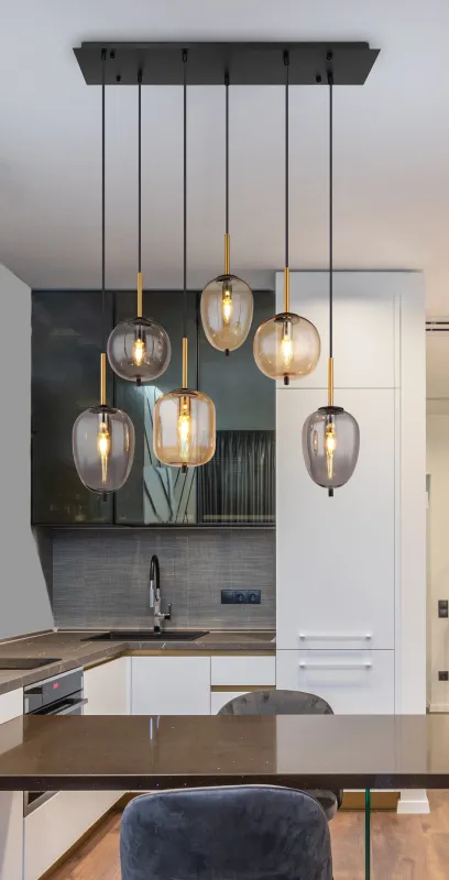 Blacky 80cm Amber taklampa från Globo Lighting - De sex r&ouml;k- och amberf&auml;rgade glasgloberna i olika former h&auml;nger fr&aring;n en svart, rektangul&auml;r takplatta och kan justeras upp till 120 cm fr&aring;n taket.