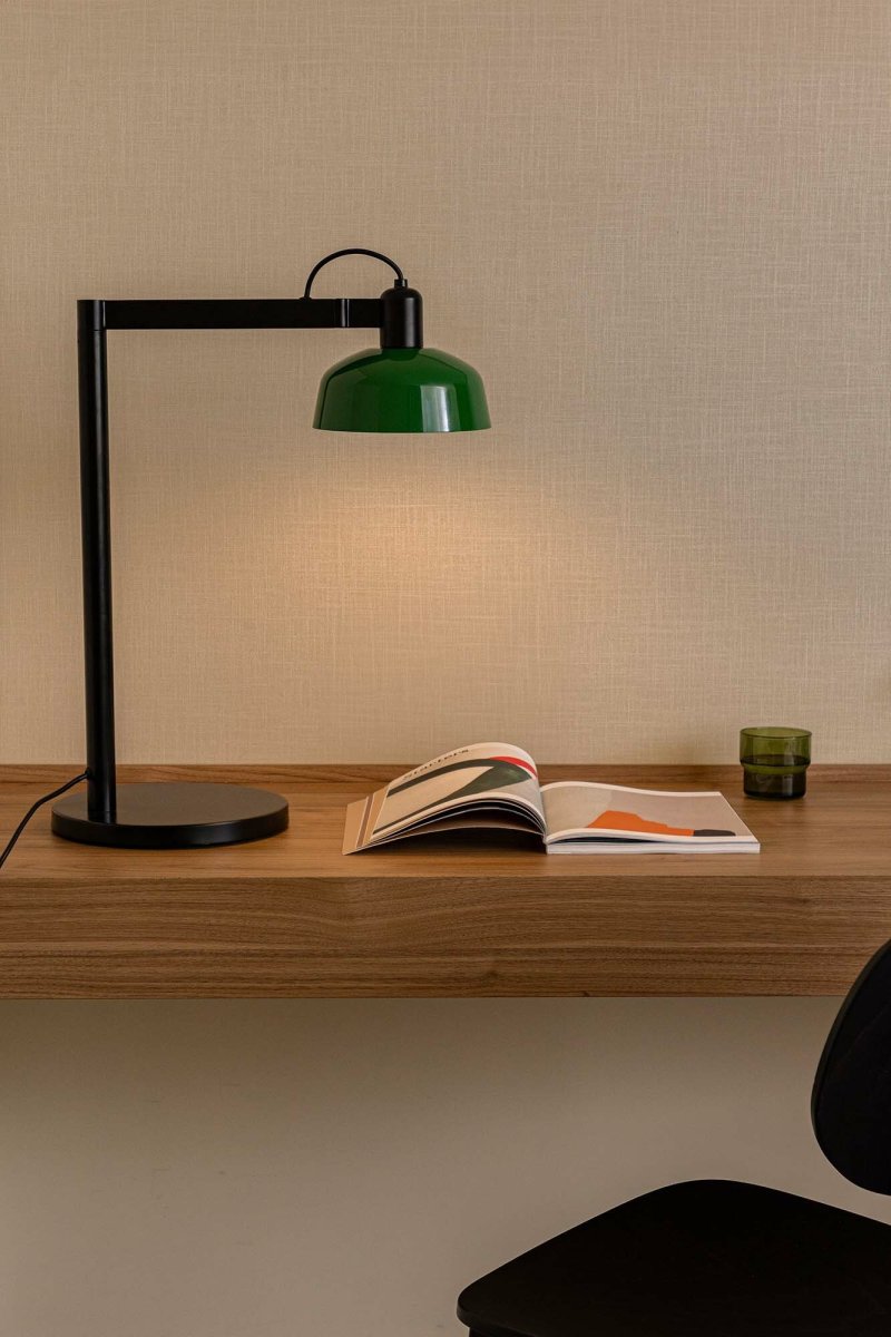 Tatawin 58cm Grön skrivbordslampa från Faro Barcelona - Med sin arkitektoniska silhuett och rena kontraster blir Tatawin en dekorativ ljuspunkt med b&aring;de stil och ber&auml;ttelse.