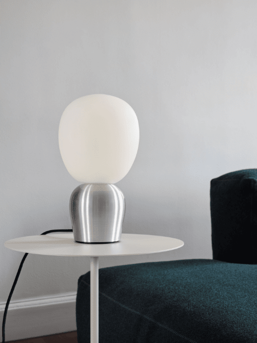 Buddy 34cm Slipad aluminium bordslampa från Belid - Med sitt j&auml;mna sken och sin sofistikerade design blir Buddy en naturlig del av hemmet, en f&ouml;ljeslagare som sprider ljus och karakt&auml;r i generationer fram&aring;t.