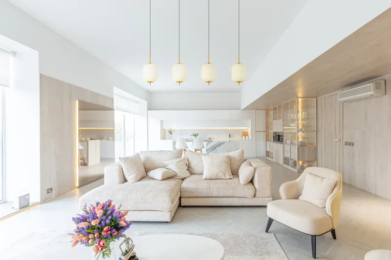 Ewald 95cm Mässing taklampa från Globo Lighting - &nbsp;Lampan &auml;r tillverkad av en exklusiv kombination av m&auml;ssing, mattsvart metall och opalglas, vilket ger en sofistikerad och harmonisk k&auml;nsla.