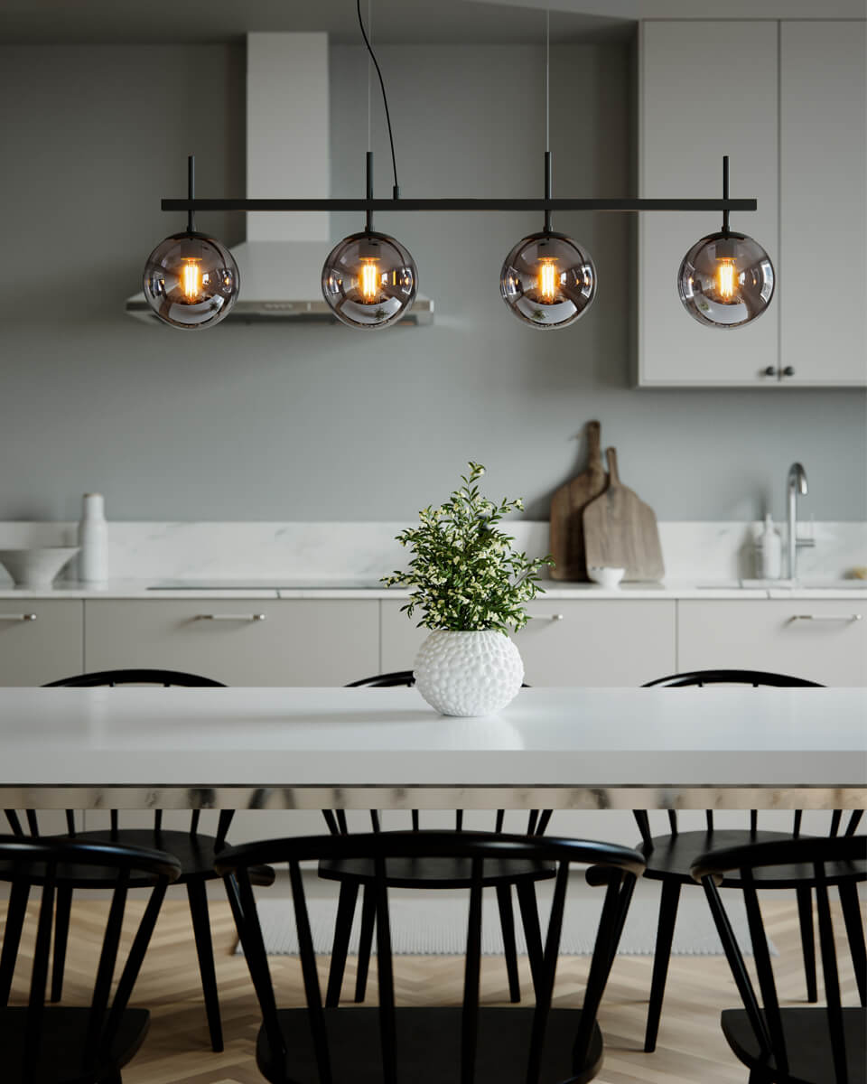 Boyle 117cm Rökfärgad taklampa från By Rydéns - Med en l&auml;ngd p&aring; 117 cm och en diameter p&aring; 18 cm p&aring; glaset, passar den perfekt &ouml;ver ett stort matbord eller en bardisk.