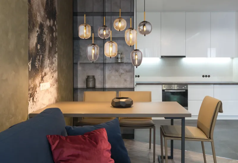 Blacky 102cm Amber taklampa från Globo Lighting - De &aring;tta r&ouml;k- och amberf&auml;rgade glasgloberna i olika former h&auml;nger fr&aring;n en svart, rektangul&auml;r takplatta och kan justeras upp till 120 cm fr&aring;n taket.