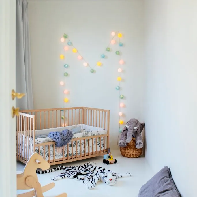 Irislights Fairytale 20 bollar Flerfärgad från Irislights - Ljusslingan kan placeras p&aring; en m&auml;ngd olika s&auml;tt och &auml;r en uppskattad inredningsdetalj av b&aring;de vuxna och barn!