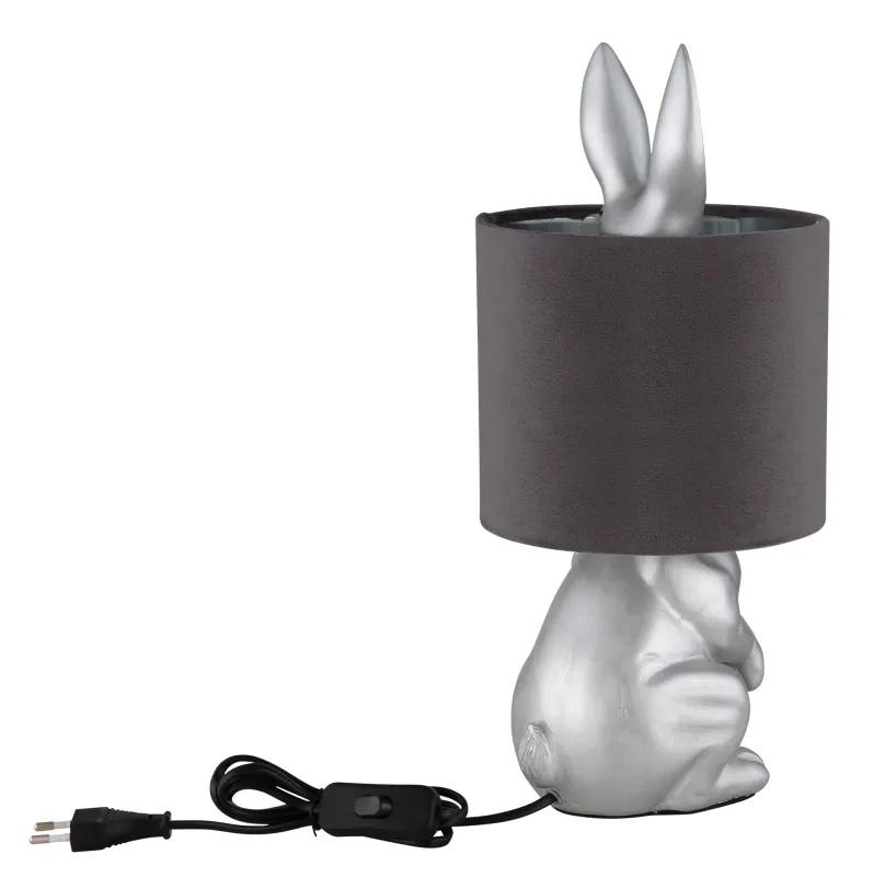 Rabbit 40cm Silver bordslampa från Globo Lighting - Med en silverf&auml;rgad kaninfigur som bas och en elegant gr&aring; sammetsk&auml;rm kombinerar den lekfull design med sofistikerad stil.