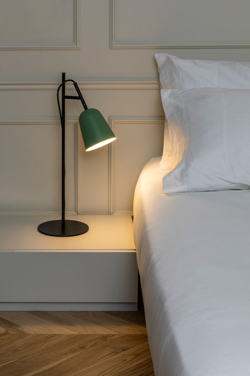 Studio 55cm Grön skrivbordslampa från Faro Barcelona - Lampans signum &auml;r den dekorativa kabelkl&auml;mman formad som en tr&auml;dgren, en unik detalj som tillf&ouml;r karakt&auml;r.