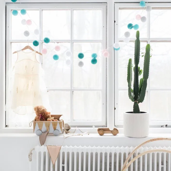 Irislights Spring 35 bollar Flerfärgad från Irislights - Produkten &auml;r handtillverkad och variationer i f&auml;rg, form och storlek kan d&auml;rf&ouml;r f&ouml;rekomma.
