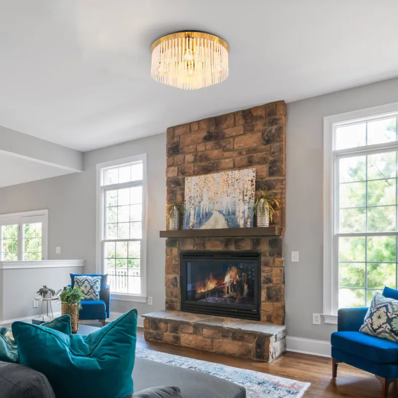 Gorley Ø50 Guld plafond från Globo Lighting - Dess design imponerar med en stilfull kombination av guldf&auml;rgad metall och dekorativa stavar i opalglas.