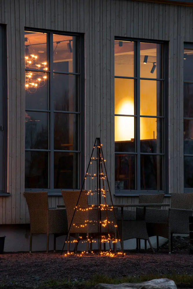 Metalldekoration pyramid 150cm Svart från Konstsmide - Med 279 varma amberf&auml;rgade LED-lampor sprider den ett elegant sken och skapar en magisk atmosf&auml;r.