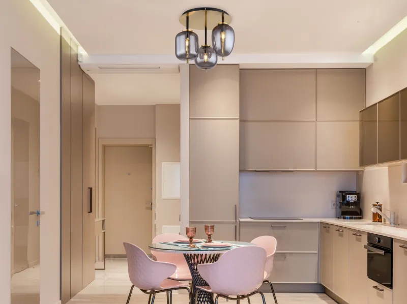 Blacky Ø46 Mässing plafond från Globo Lighting - Lampan &auml;r utrustad med 3st r&ouml;kf&auml;rgade glaskupor i olika former, som h&auml;nger fr&aring;n taket p&aring; mattsvarta st&auml;nger f&auml;sta vid en m&auml;ssingsf&auml;rgad bas.