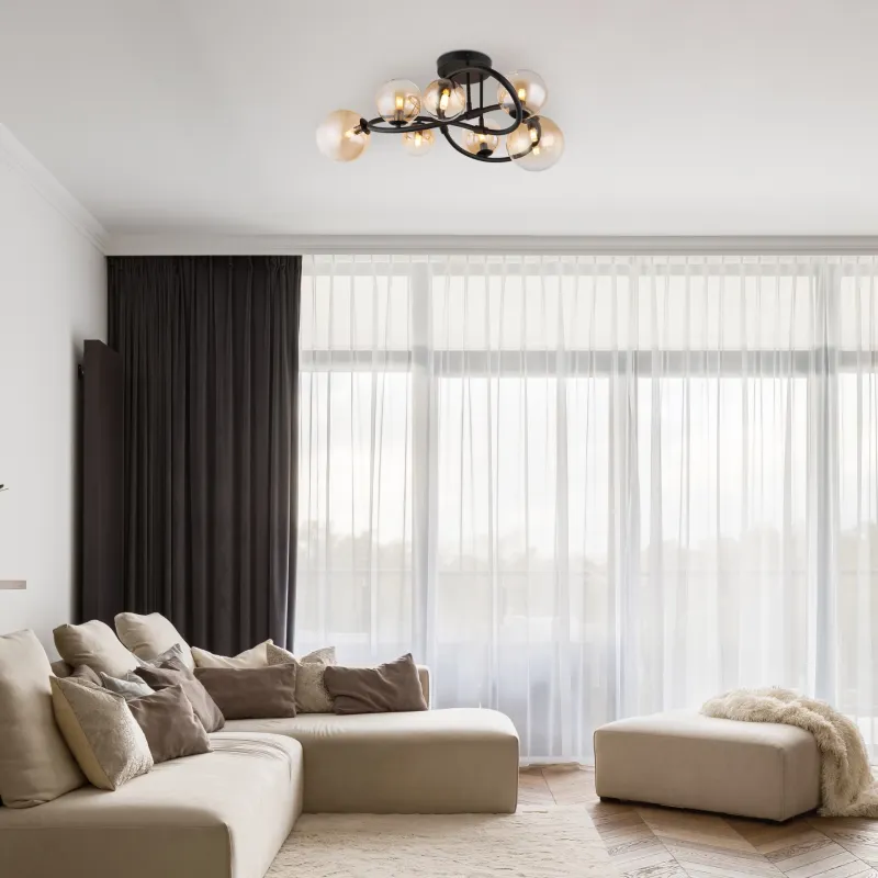 Tuberius Ø62 Amber plafond från Globo Lighting - Lampan &auml;r tillverkad av mattsvart metall och &auml;r smyckad med 7st glas i en&nbsp;mjuk b&auml;rnstensf&auml;rgad ton, vilket skapar en st&auml;mningsfull ljusspridning.