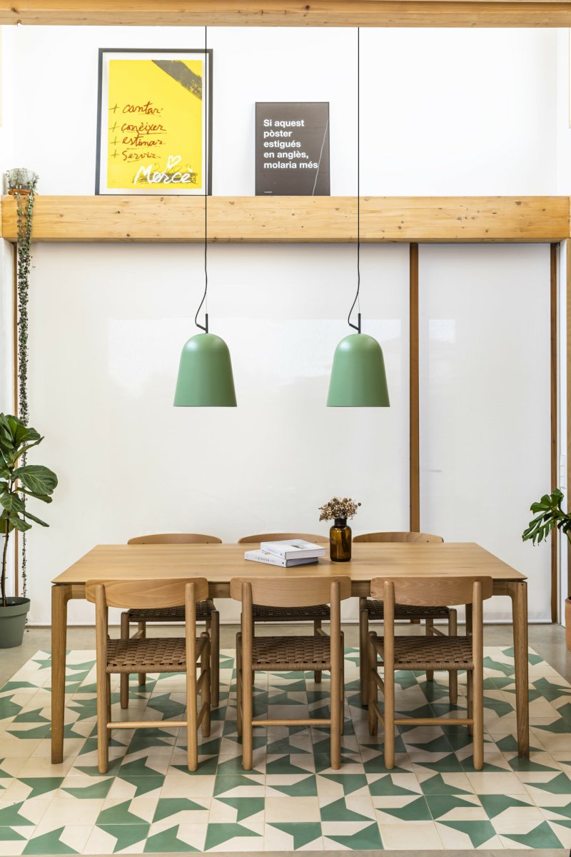 Studio Ø30 Grön taklampa från Faro Barcelona - Studio &auml;r en elegant pendellampa i gr&ouml;nt, designad av Nahtrang med inspiration fr&aring;n 1950-talets klassiska linjer &ndash; tidl&ouml;s estetik i en modern tappning.