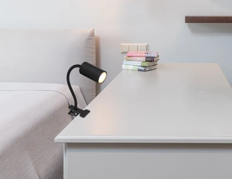 Robby Svart klämlampa från Globo Lighting - Den lilla klassiska kl&auml;mlampan Robby kombinerar stil och funktion med sin design i vit metall.
