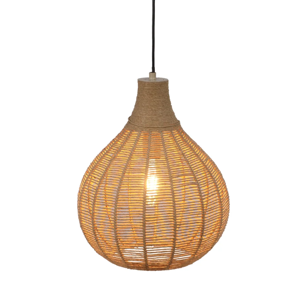 Janne Ø35 Natur taklampa från Trio Lighting - Med sina mjuka, naturliga jutetoner och rottingliknande look sm&auml;lter Janne harmoniskt in i olika inredningsstilar och ger rummet en varm och inbjudande k&auml;nsla &ndash; perfekt f&ouml;r ett modernt och elegant hem.
