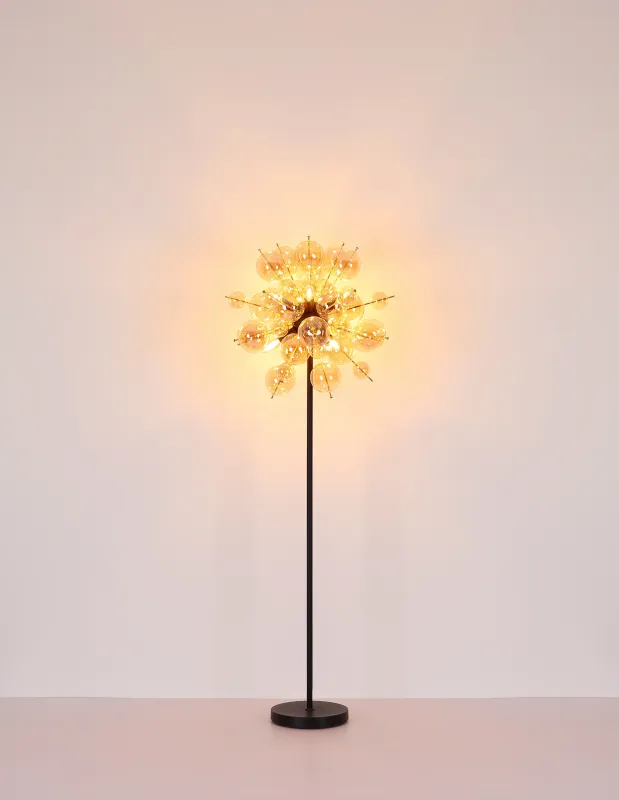 Udo Amber golvlampa från Globo Lighting - Ge ditt hem en modern och extravagant touch med Udo golvlampa &ndash; en perfekt kombination av design, funktion och atmosf&auml;riskt ljus.