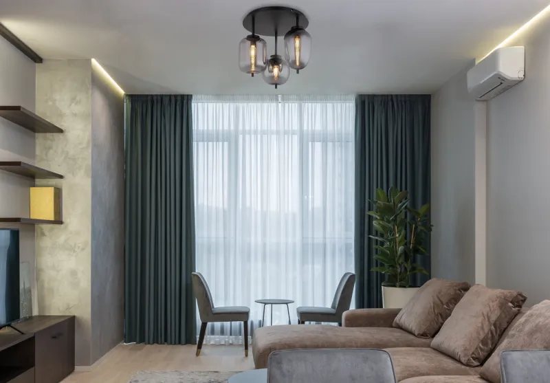 Blacky Ø46 Svart plafond från Globo Lighting - Lampan &auml;r utrustad med 3st r&ouml;kf&auml;rgade glaskupor i olika former, som h&auml;nger fr&aring;n taket p&aring; mattsvarta st&auml;nger f&auml;sta vid en matchande bas.