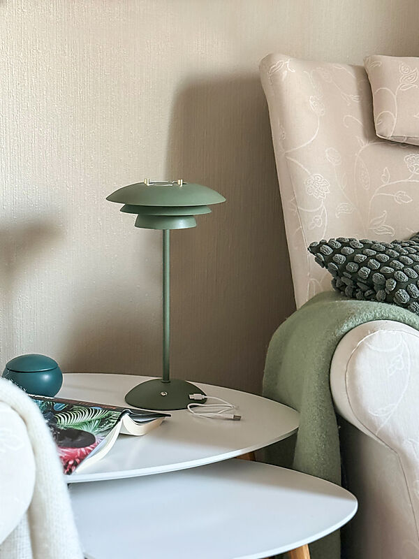 Epsilon 37cm Grön portabel från Aneta Lighting - Epsilon &auml;r en elegant, portabel bordslampa f&ouml;r inomhusbruk med tidl&ouml;s design och touchdimmer diskret placerad p&aring; foten.