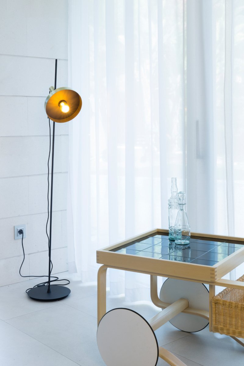 Whizz Guld golvlampa från Faro Barcelona - Whizz &auml;r en del av en designserie med matchande armaturer &ndash; idealisk f&ouml;r genomt&auml;nkta inredningsprojekt.
