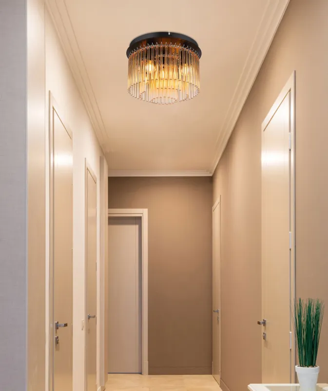 Gorley Ø32 Amber plafond från Globo Lighting - Dess design imponerar med en stilfull kombination av mattsvart metall och dekorativa stavar i klart och amberf&auml;rgat glas.