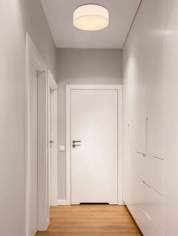 Ava Ø44 Vit plafond från Globo Lighting - Den vackra sk&auml;rmen kl&auml;dd i vackert sandf&auml;rgat textil, vilket g&ouml;r lampan l&auml;tt att kombinera med olika inredningsstilar.