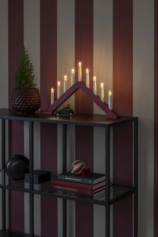 Elljusstake 9ljus Matt mörkröd från Konstsmide - Ge ditt hem en tidl&ouml;s och stilren julk&auml;nsla med denna eleganta adventsljusstake i tr&auml; med matt m&ouml;rkr&ouml;d finish.