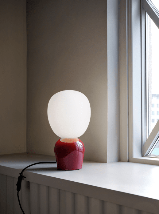 Buddy 34cm Vinröd bordslampa från Belid - Med sitt j&auml;mna sken och sin sofistikerade design blir Buddy en naturlig del av hemmet, en f&ouml;ljeslagare som sprider ljus och karakt&auml;r i generationer fram&aring;t.