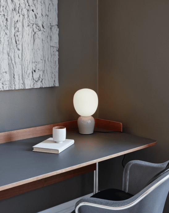 Buddy 34cm Greige bordslampa från Belid - Med sitt j&auml;mna sken och sin sofistikerade design blir Buddy en naturlig del av hemmet, en f&ouml;ljeslagare som sprider ljus och karakt&auml;r i generationer fram&aring;t.