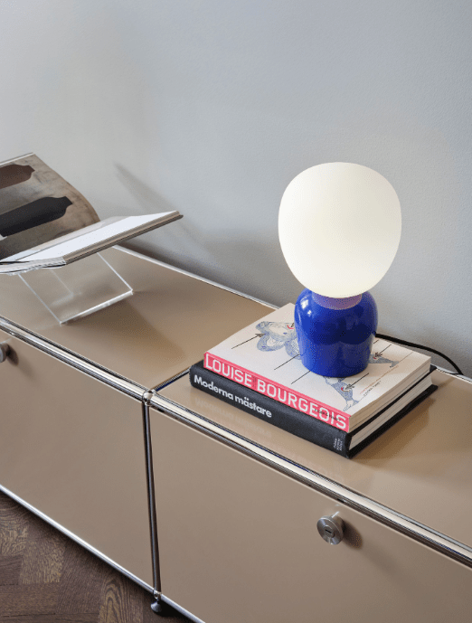 Buddy 34cm Blå bordslampa från Belid - Med sitt j&auml;mna sken och sin sofistikerade design blir Buddy en naturlig del av hemmet, en f&ouml;ljeslagare som sprider ljus och karakt&auml;r i generationer fram&aring;t.