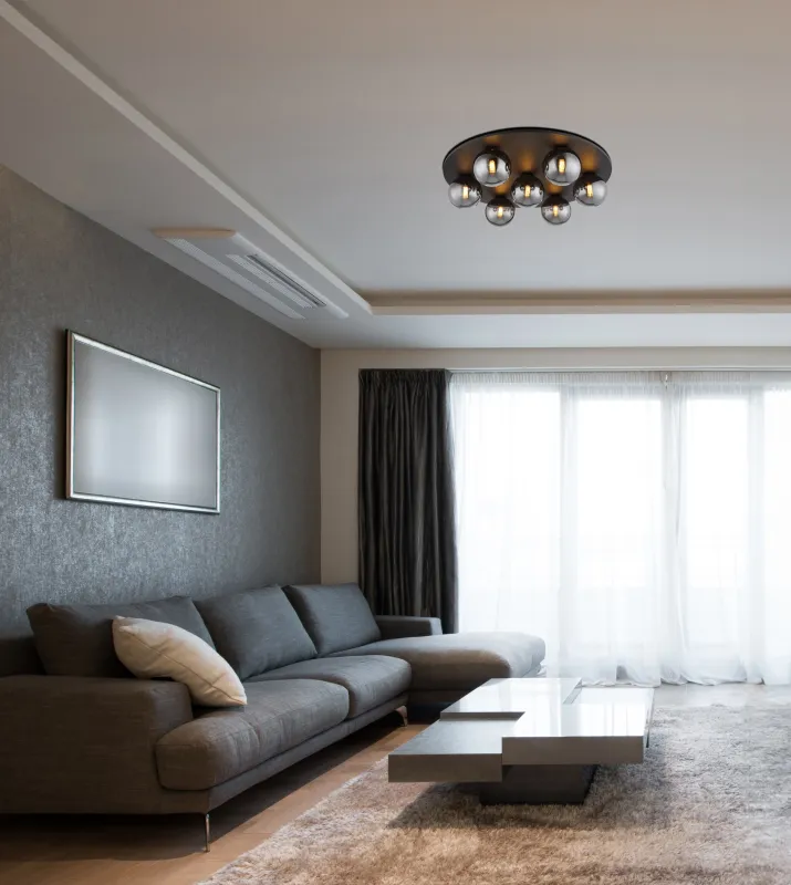 Riha Ø60 Rökfärgad plafond från Globo Lighting - Den mattsvarta metallen i kombination med 7st r&ouml;kf&auml;rgade glas ger ett sofistikerat uttryck och passar perfekt in i olika inredningsstilar.