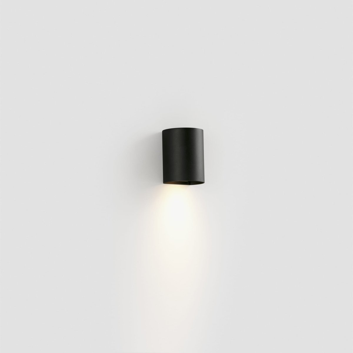 Sole 10cm Svart vägglampa från Faro Barcelona - Finns i tv&aring; storlekar och kan ge ljus i en eller tv&aring; riktningar, vilket g&ouml;r den idealisk f&ouml;r hallar, trappor och mindre utrymmen.