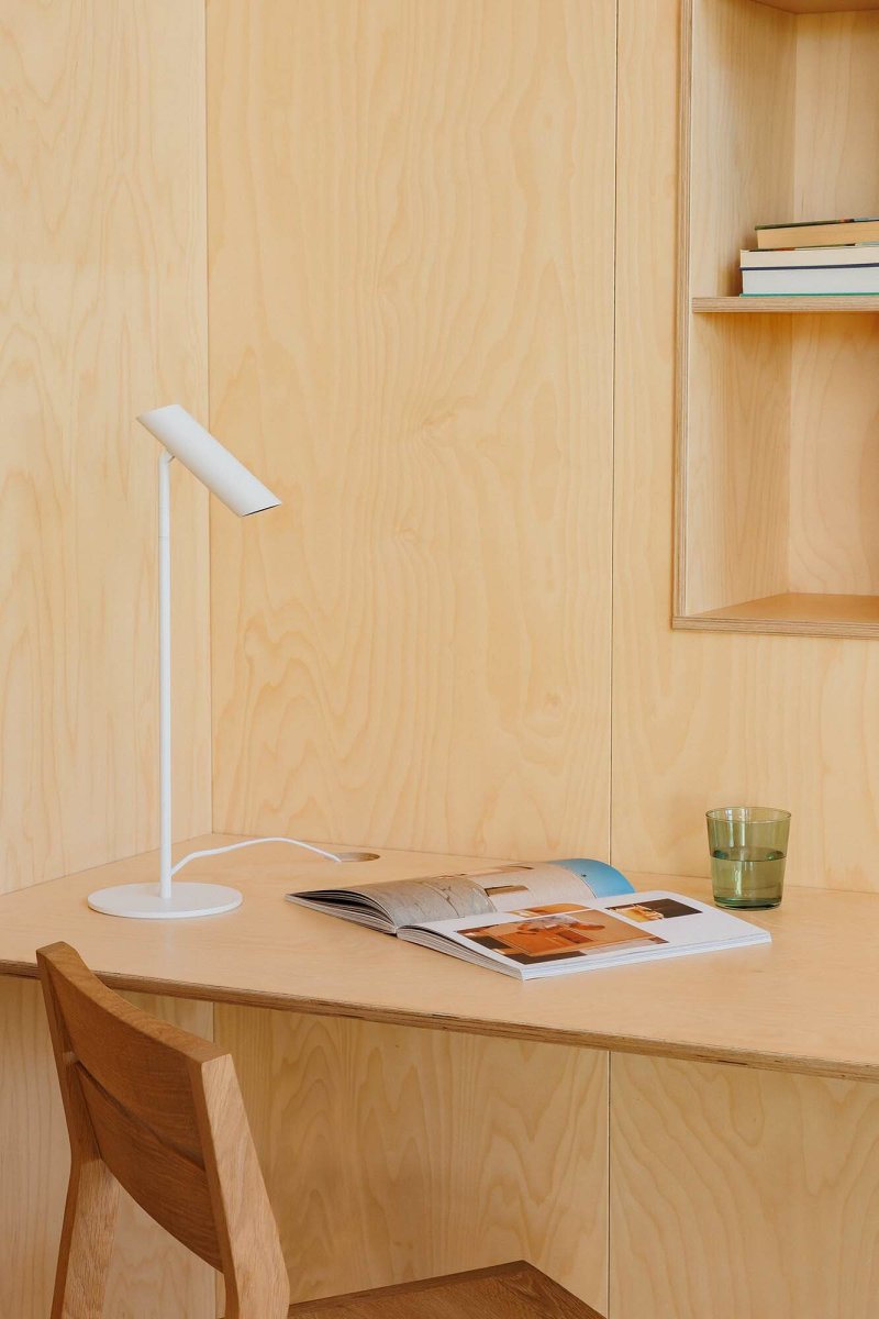 Leo 48cm Vit skrivbordslampa från Faro Barcelona - Leo &auml;r en vit bordslampa med integrerad LED som kombinerar m&aring;ngsidighet med modern design.