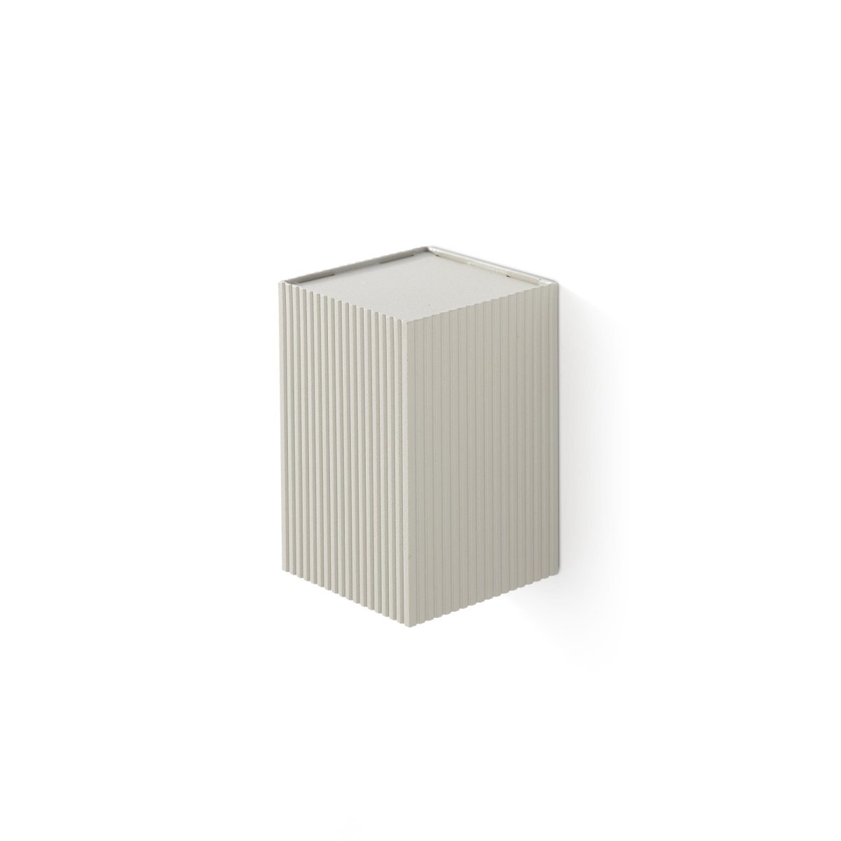 Lune 10cm Grå räfflad vägglampa från Faro Barcelona - Den strukturerade finishen tillf&ouml;r en subtil elegans och skapar en stilfull k&auml;nsla i rummet.