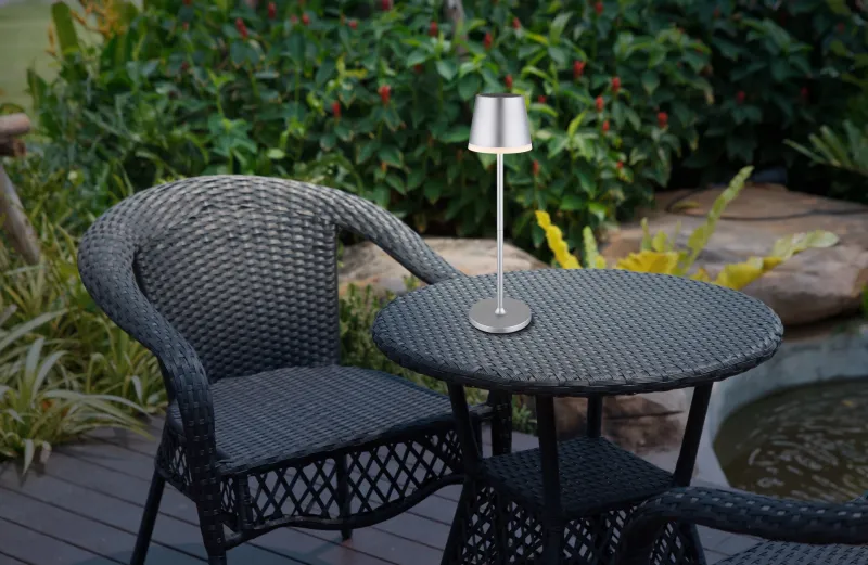 Bordslampa LED Silver solcellslampa från Globo Lighting - Den diskreta designen sm&auml;lter in i alla milj&ouml;er och med IP44-klassning &auml;r den t&aring;lig mot v&auml;der och vind.