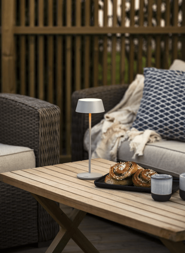 Menton 30cm Grå portabel från Konstsmide - Lampan &auml;r utrustad med en touchdimmer f&ouml;r att kunna justera ljusstyrkan och f&auml;rmtemperaturen fr&aring;n varmgult ljus till varmvitt ljus.