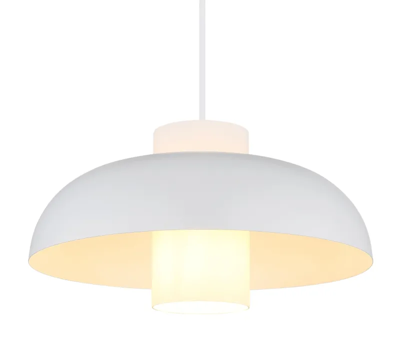 Lowe Ø38 Vit taklampa från Globo Lighting - Den runda sk&auml;rmen i mattvit metall ger ett elegant och tidl&ouml;st uttryck, medan den cylinderformade sk&auml;rmen i opalglas sprider ett mjukt och behagligt ljus.