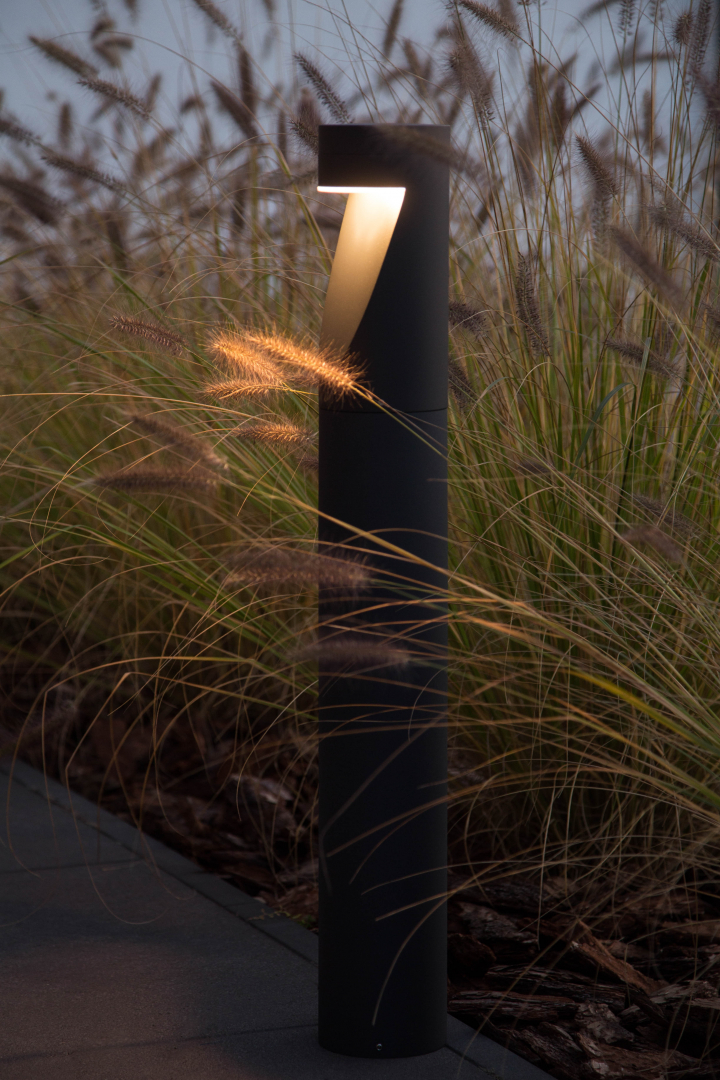 Oppland 85cm Grafit pollare från Norlys - Den har en integrerad LED-ljusk&auml;lla med en f&auml;rgtemperatur p&aring; 3000K och ett ljusfl&ouml;de p&aring; 304 lumen, vilket ger ett varmvitt och behagligt ljus.