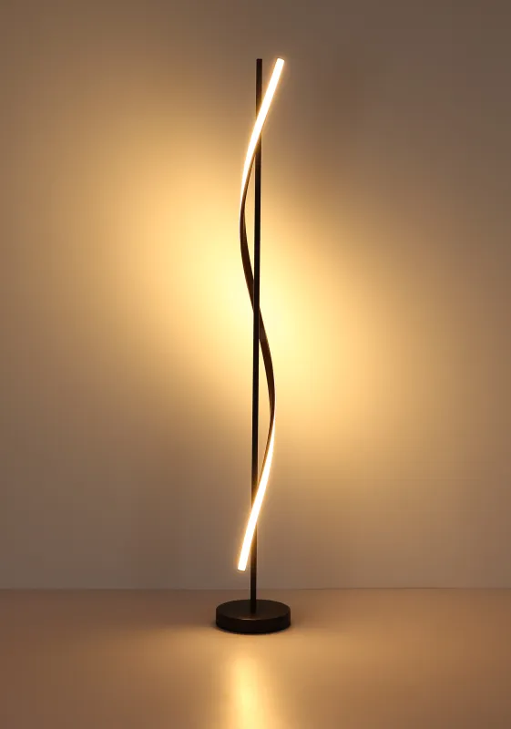 Watkins Svart golvlampa från Globo Lighting - Den mattsvarta metallstommen omsluts av en stilren, rak st&aring;ng med en integrerad LED-list som sprider ett mjukt och j&auml;mnt ljus.