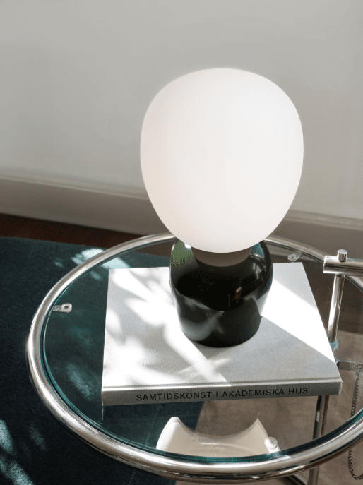 Buddy 34cm Grön bordslampa från Belid - Med sitt j&auml;mna sken och sin sofistikerade design blir Buddy en naturlig del av hemmet, en f&ouml;ljeslagare som sprider ljus och karakt&auml;r i generationer fram&aring;t.
