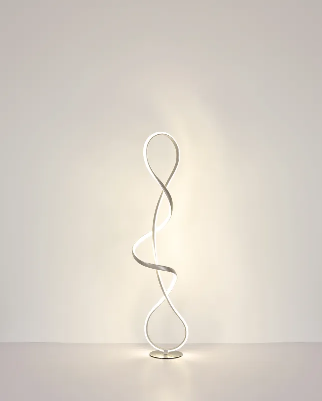 Swirl Nickel golvlampa från Globo Lighting - Med en kompakt storlek och en kraftfull LED-teknik p&aring; 2260 lumen och 4000K ger den klar och behaglig belysning.
