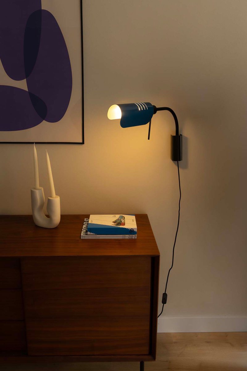Martinica 47cm Blå läslampa från Faro Barcelona - Martinica &auml;r en v&auml;gglampa med justerbar arm och l&auml;slampa, designad i en klassisk och geometrisk stil.