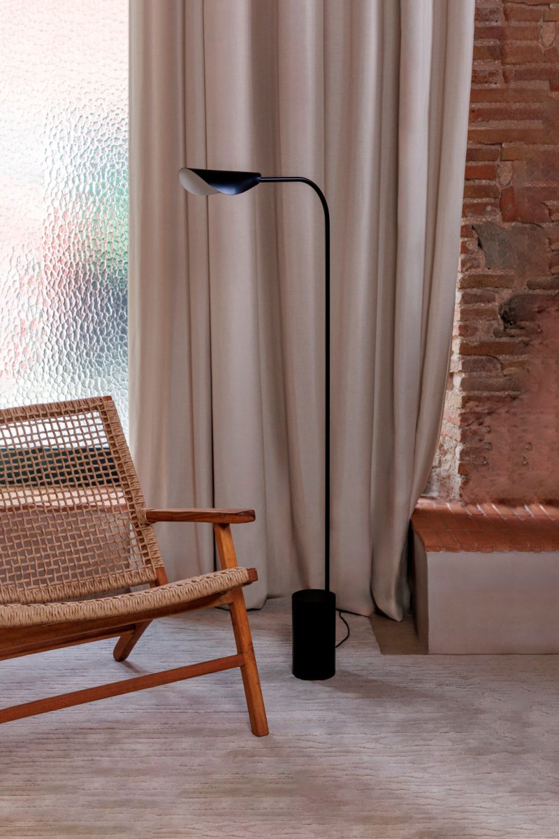 Liggera Svart golvlampa från Faro Barcelona - De mjuka, naturliga formerna p&aring;minner om siluetten av en v&auml;xtgren och ger lampan en harmonisk och organisk k&auml;nsla.
