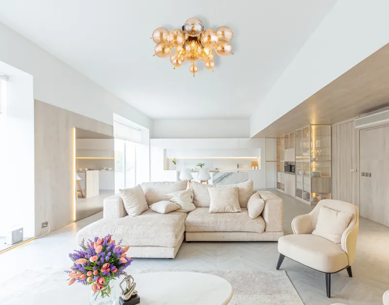 Udo Ø55 Amber plafond från Globo Lighting - Dess unika design utm&auml;rks av en rund form d&auml;r guldf&auml;rgade metallstavar elegant sammanl&auml;nkas med varmt b&auml;rnstensf&auml;rgade glasklot i olika storlekar.