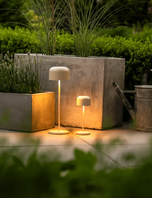 Lille 20cm Sand portabel från Konstsmide - Lille &auml;r en stilren uppladdningsbar bordslampa av aluminium f&ouml;r utomhusbruk.