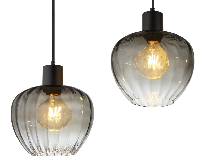 Toy 108cm Rökfärgad taklampa från Globo Lighting - Med sin raka skena och fyra rundade r&ouml;kf&auml;rgade glaskupor med eleganta r&auml;fflor tillf&ouml;r denna lampa en modern och sofistikerad touch till ditt hem.