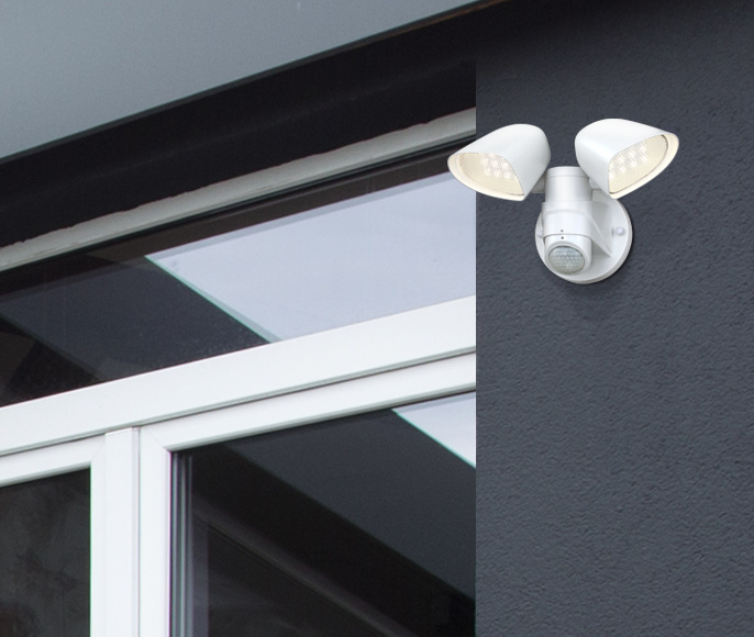 Two-Light Vit utelampa från Westinghouse - Armaturen &auml;r utrustad med tv&aring; justerbara lamphuvuden som kan rotera 135 grader vertikalt och 160 grader horisontellt f&ouml;r att t&auml;cka en stor yta.