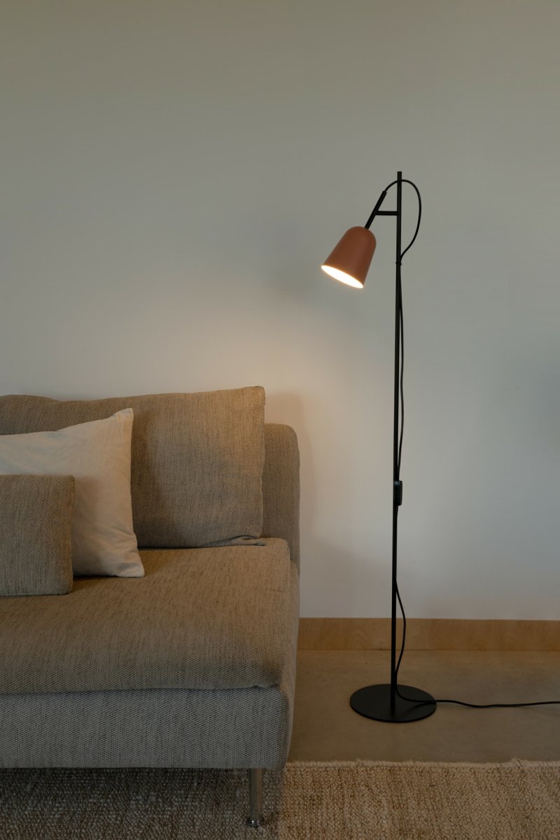 Studio Rosa golvlampa från Faro Barcelona - Det unika k&auml;nnetecknet &auml;r kabelkl&auml;mman i form av en tr&auml;dgren, som ger lampan en distinkt och kreativ karakt&auml;r.