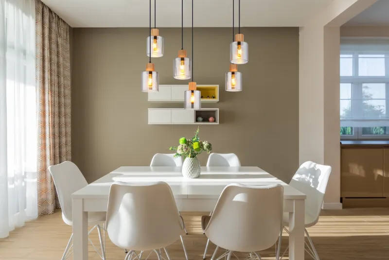 Aleidis 67cm Rökfärgad taklampa från Globo Lighting - Sex dekorativa glaskupor med tr&auml;detaljer h&auml;nger fr&aring;n en mattsvart metallstomme, vilket skapar en harmonisk balans mellan modern och rustik estetik.