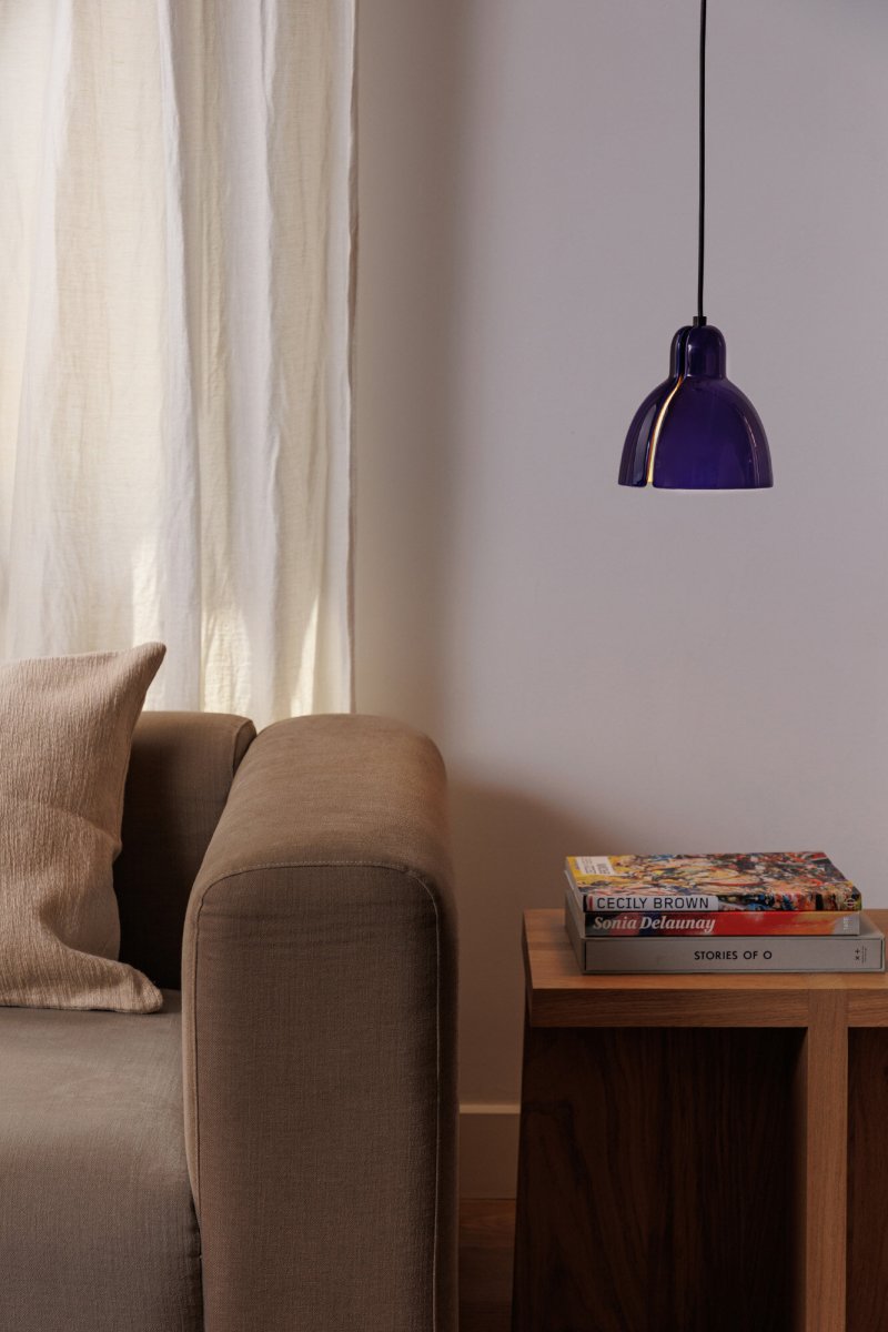 Venice Ø16 Blå taklampa från Faro Barcelona - Den bl&aring; keramikkupan &auml;r handgjord i en verkstad i Barcelona och passar perfekt i lamph&aring;llaren &ndash; enkel att montera sj&auml;lv!